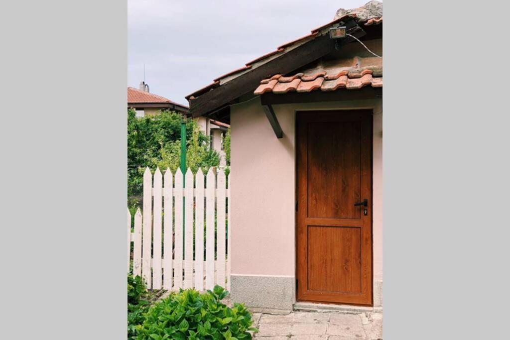 Holiday home Cute Little House With A White Picket Fence Burgas